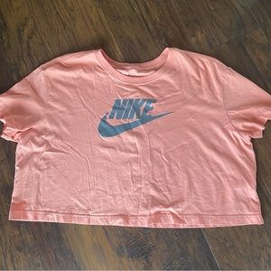 Women’s Nike cropped tee